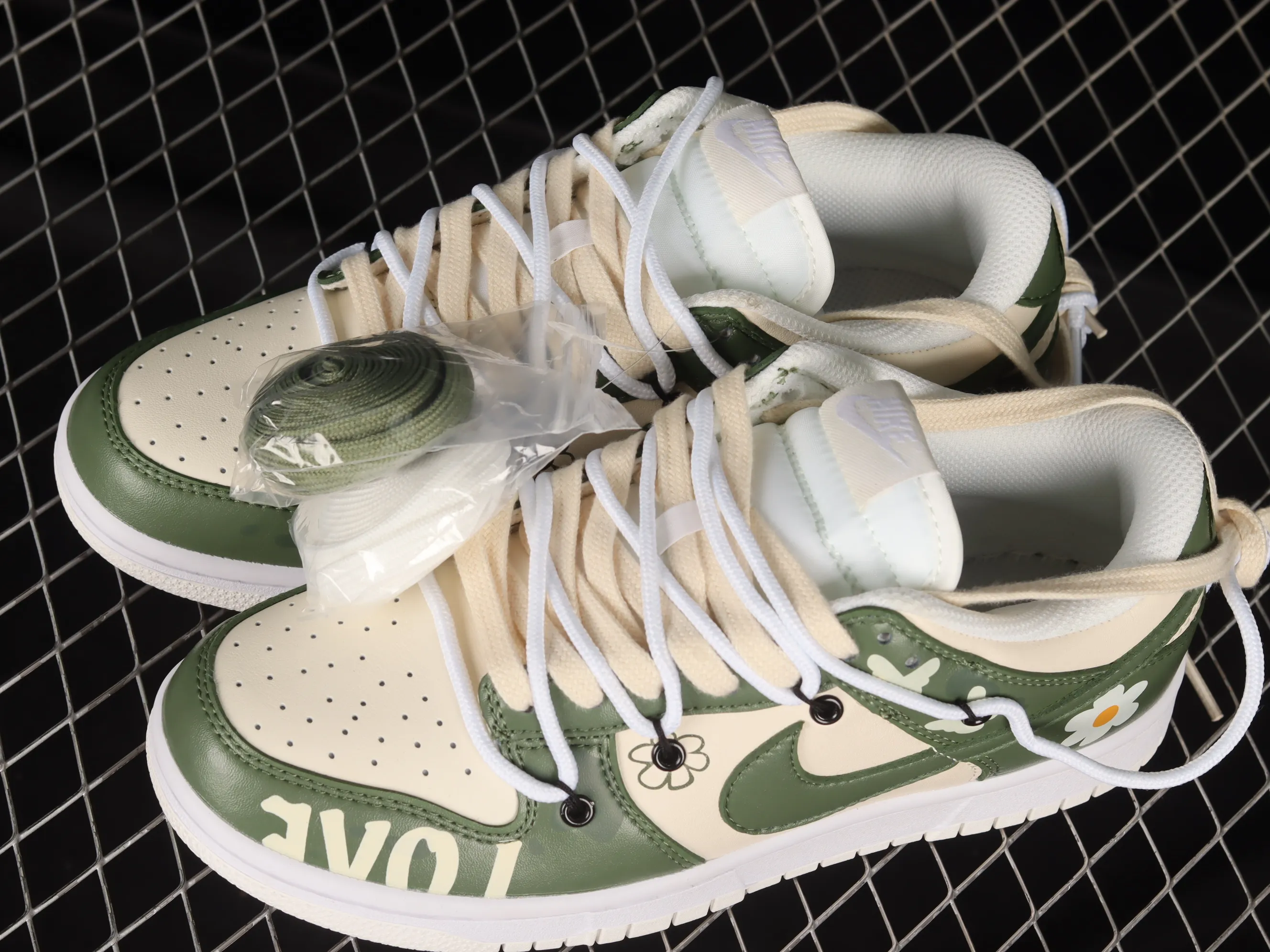 All categories Nk SB Dunk series Nk SB Dunk Low low-top sneakers Nk Dunk Low LOVE floral green customized version of deconstructed strap casual sneakers DH9765-100